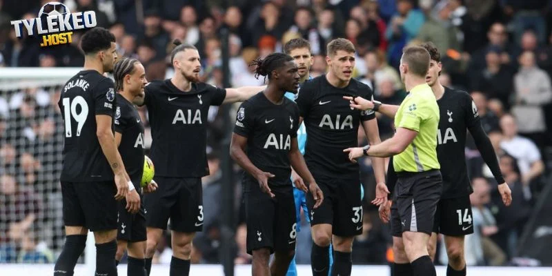 Sao Tottenham lo trừ lương do điều khoản khó