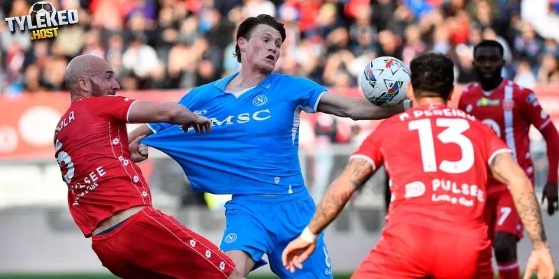 Phong độ trái ngược giữa Monza và Napoli gần đây